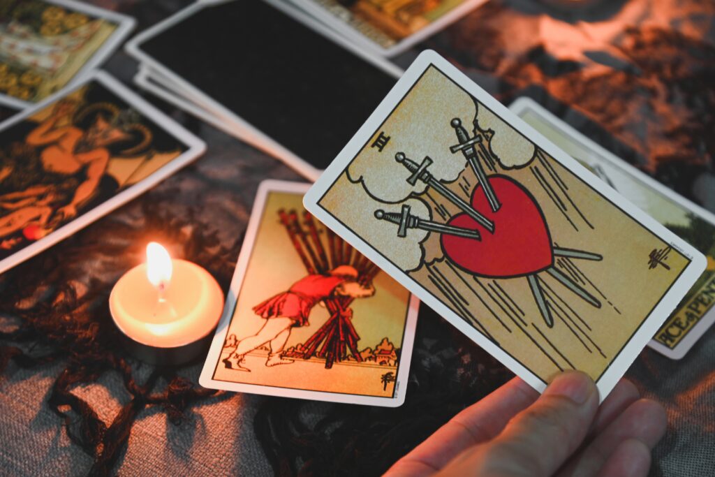 découvrez comment interpréter les cartes oracle : conseils et astuces pour comprendre leurs messages, améliorer votre intuition et obtenir des réponses claires lors de vos tirages.