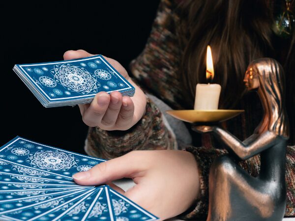 découvrez le tarot de denis lapierre, un tirage gratuit en ligne pour explorer votre avenir et obtenir des réponses précises à vos questions grâce à l'expertise d'un voyant reconnu.