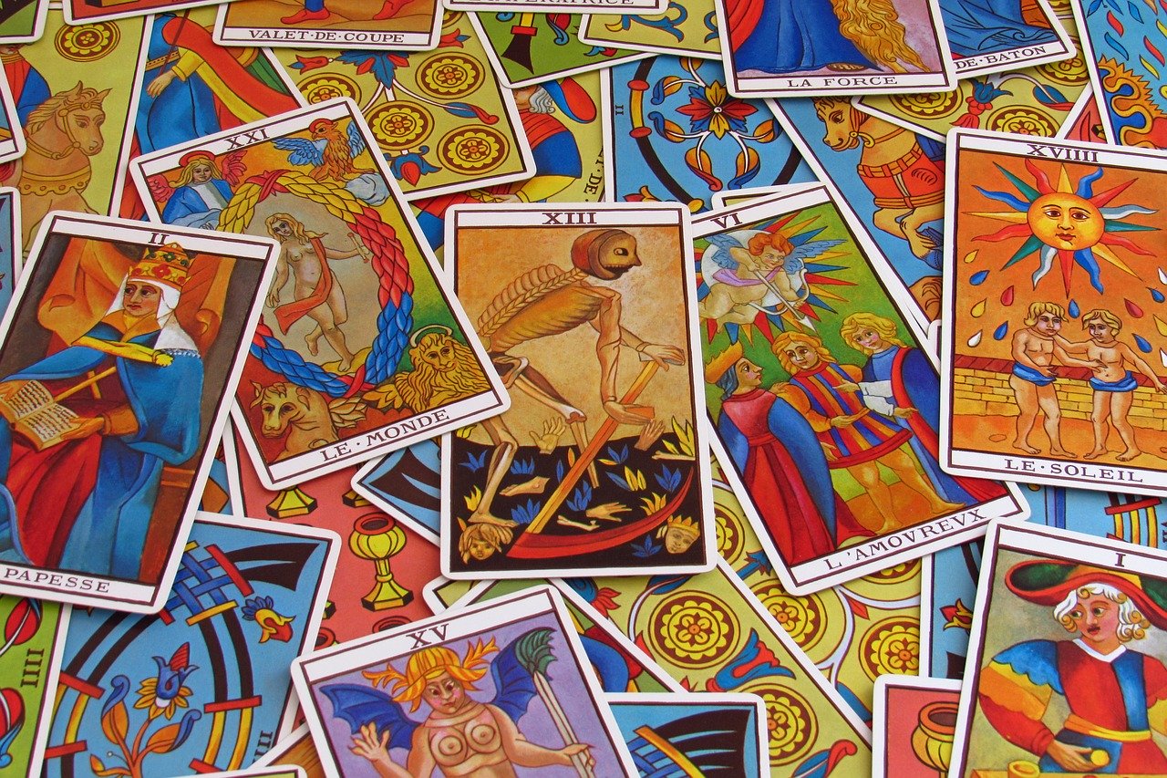 découvrez le sens et les interprétations de l'as d'épée dans le tarot, symbole de clarté, de vérité et de nouveaux débuts dans votre lecture.
