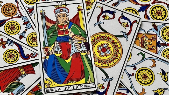 découvrez la signification des deniers au tarot et apprenez comment interpréter ces cartes pour mieux comprendre les aspects matériels, financiers et professionnels de votre vie.