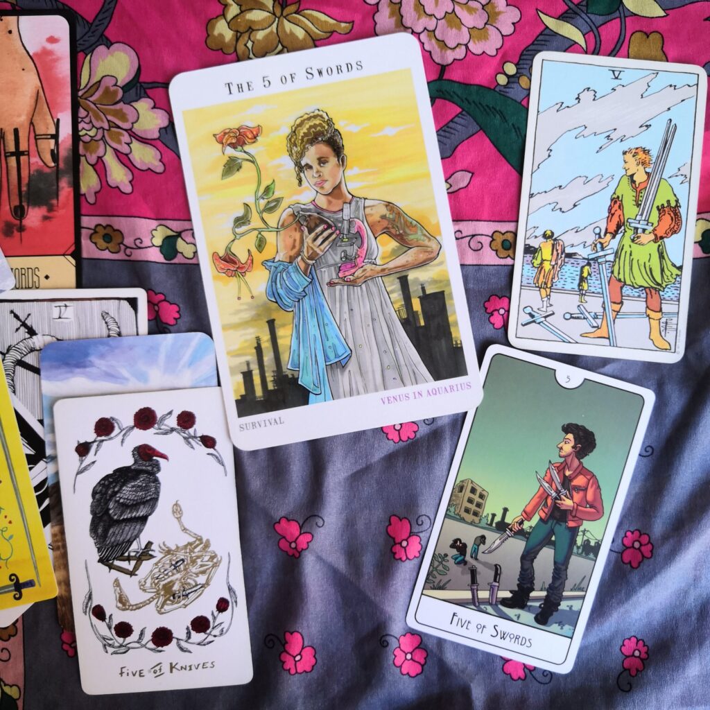 découvrez la symbolique des épées dans le tarot, leurs significations et leur influence dans les lectures pour mieux comprendre vos tirages.