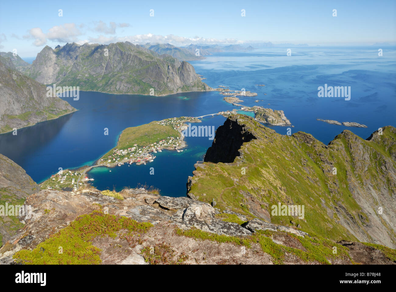 découvrez les interprétations et conseils associés à la reine de bâton dans le tarot, un symbole de confiance, d'énergie et de créativité.