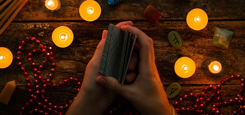 découvrez comment le tarot peut éclairer votre avenir émotionnel et vous guider dans vos relations sentimentales.