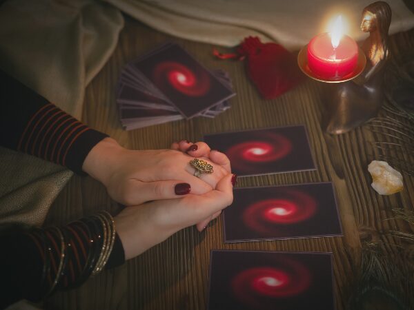 découvrez la voyance par tarot gratuite avec denis lapierre, expert en tirages précis et conseils personnalisés pour éclairer votre avenir.