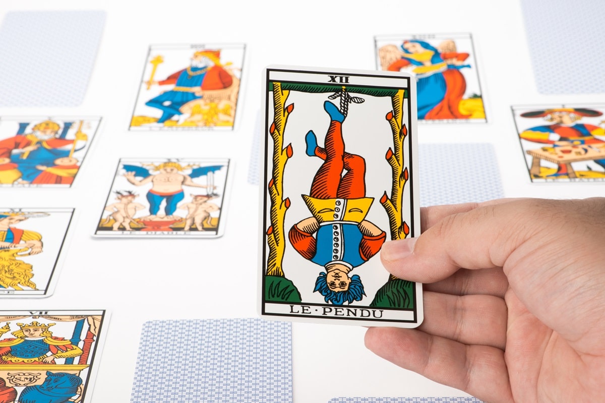 découvrez la signification de la carte du pendu dans le tarot, symbole de suspension, de réflexion et de transformation spirituelle.