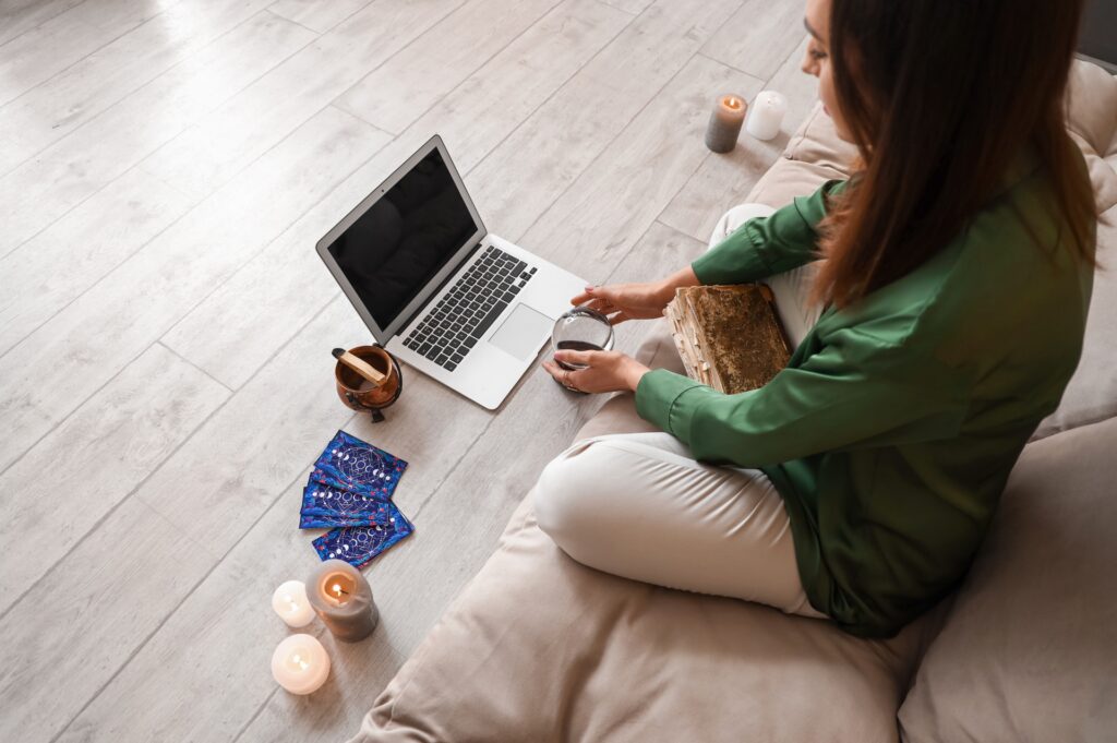 découvrez comment choisir un voyant fiable en 2025 grâce à nos conseils experts pour garantir sécurité et performance.