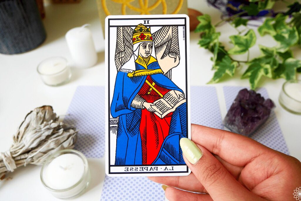 découvrez les significations des épées dans le tarot et apprenez à interpréter leurs messages pour mieux comprendre vos tirages.