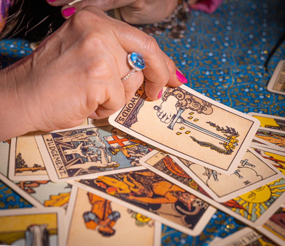 découvrez l'interprétation du tarot amoureux pour mieux comprendre votre vie sentimentale et trouver des réponses à vos questions de cœur.