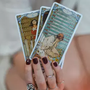 apprenez à interpréter facilement les cartes de tarot grâce à des méthodes simples et accessibles pour découvrir leurs significations et conseils.