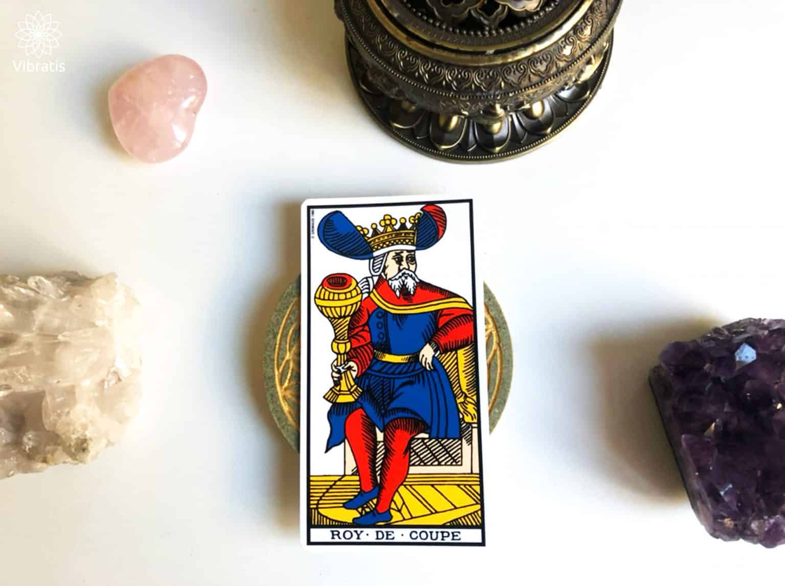 découvrez la signification du roi de coupe, une carte symbolisant l'émotion, la maîtrise des sentiments et la bienveillance dans le tarot.