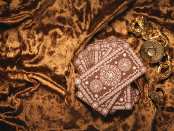 découvrez votre avenir avec notre tarot divinatoire gratuit en ligne. tirages précis et interprétations détaillées pour éclairer votre chemin.