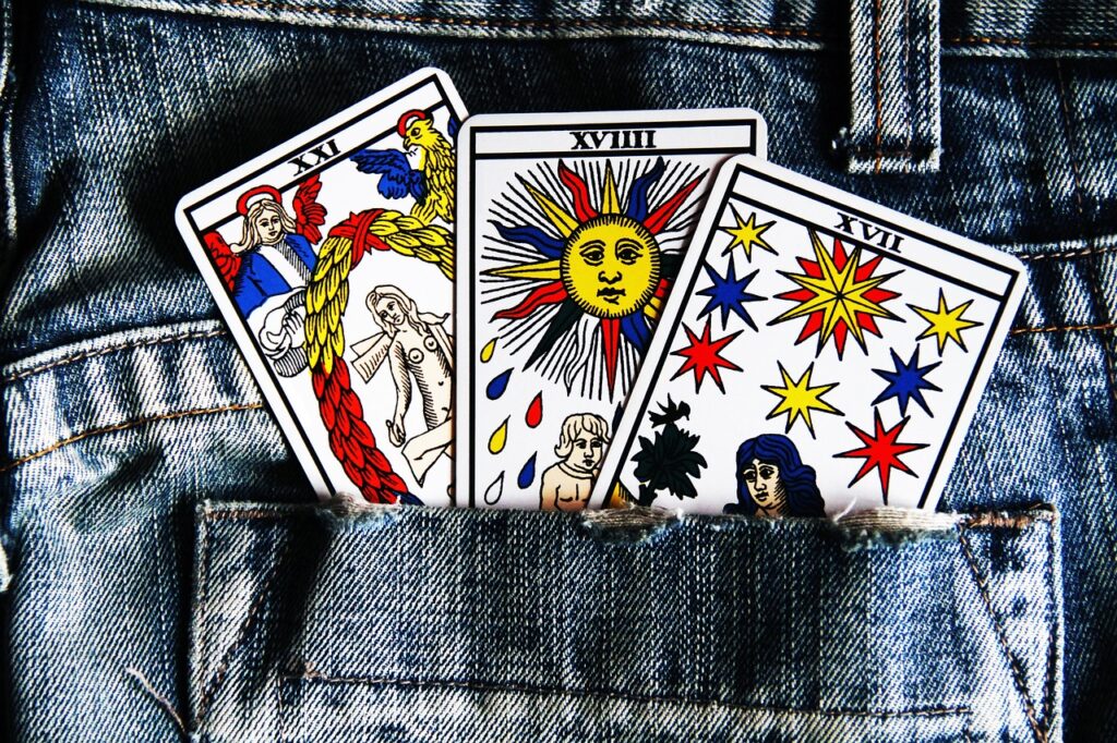 découvrez la signification du tirage tarot 3 cartes et apprenez à interpréter les messages tirés pour éclairer votre chemin et prendre des décisions éclairées.