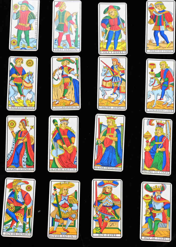 découvrez la signification des arcanes mineurs du tarot et apprenez à interpréter ces cartes essentielles pour enrichir vos lectures et mieux comprendre les messages du tarot.