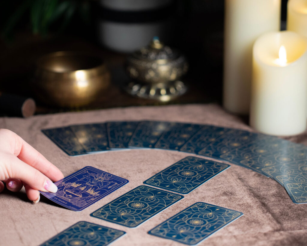 découvrez comment réaliser un tirage de tarot en croix facile pour interpréter rapidement les messages des cartes et obtenir des conseils clairs.