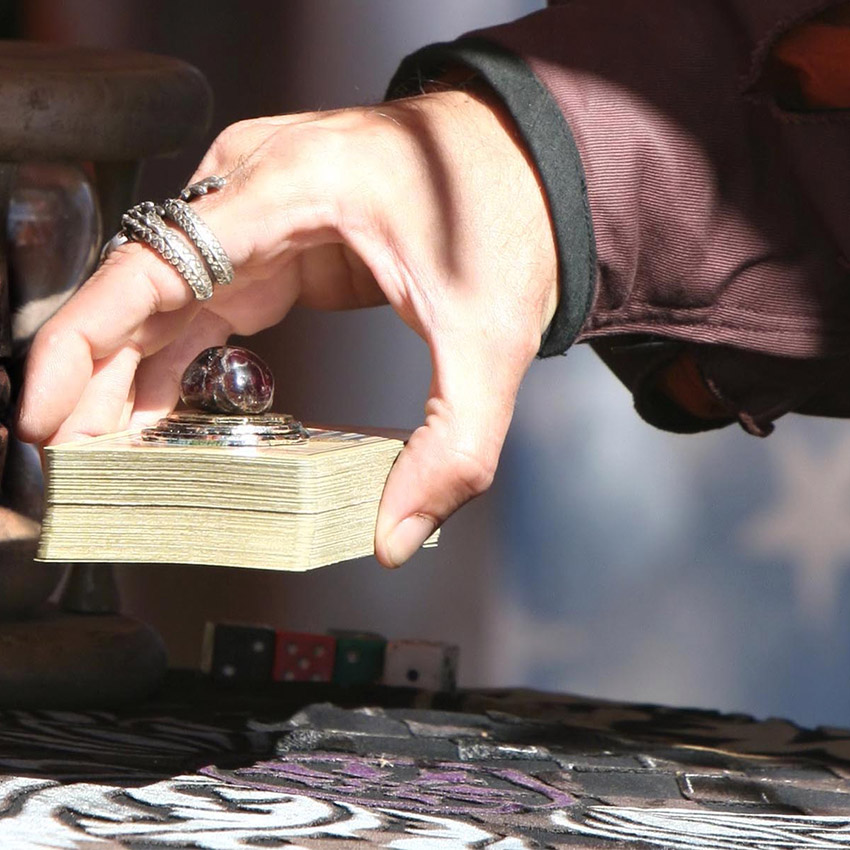 découvrez le tirage des tarots persans et explorez la signification profonde de chaque carte pour guider vos décisions et enrichir votre compréhension spirituelle.