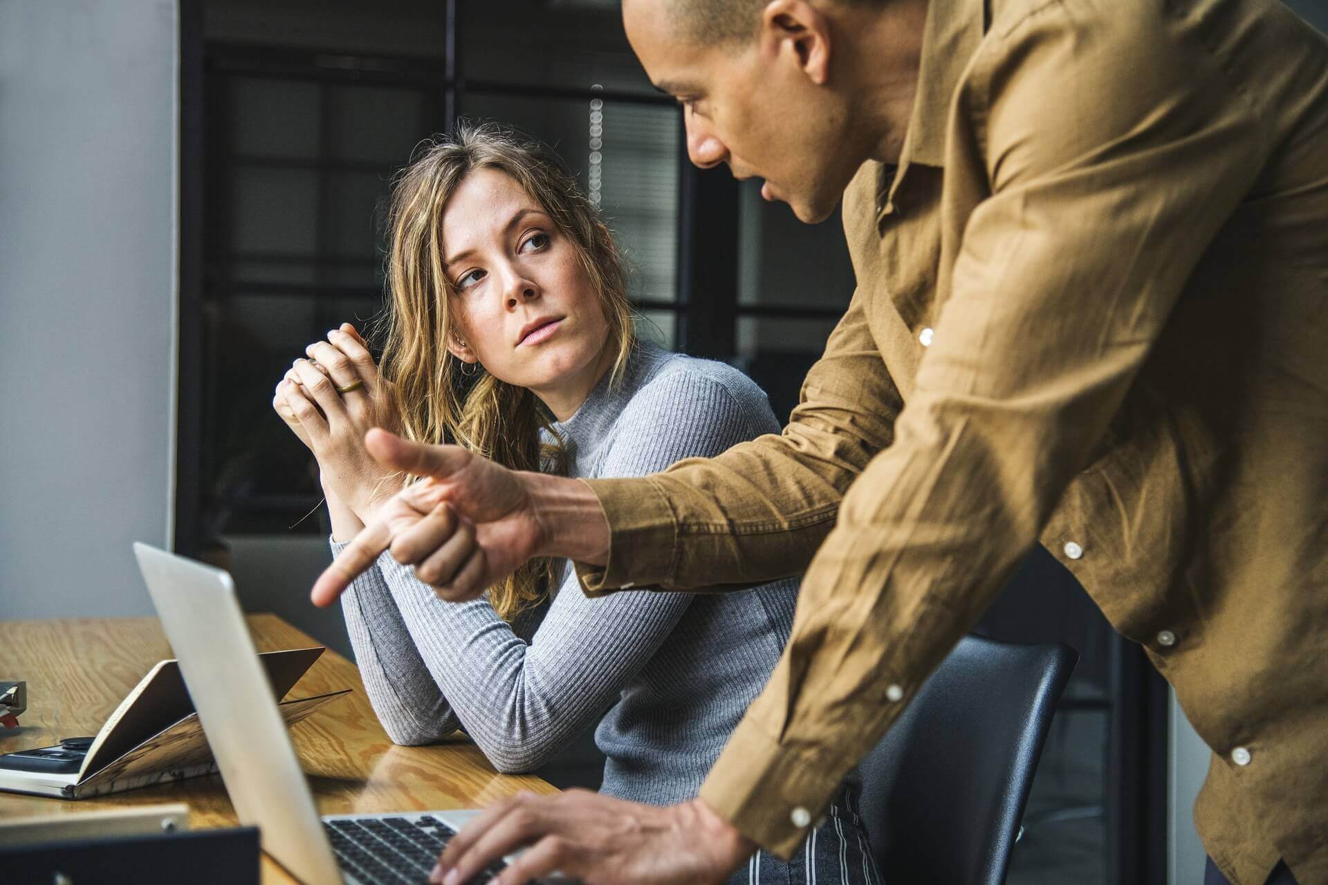 découvrez des méthodes simples et efficaces pour améliorer votre prononciation en français rapidement et avec confiance.