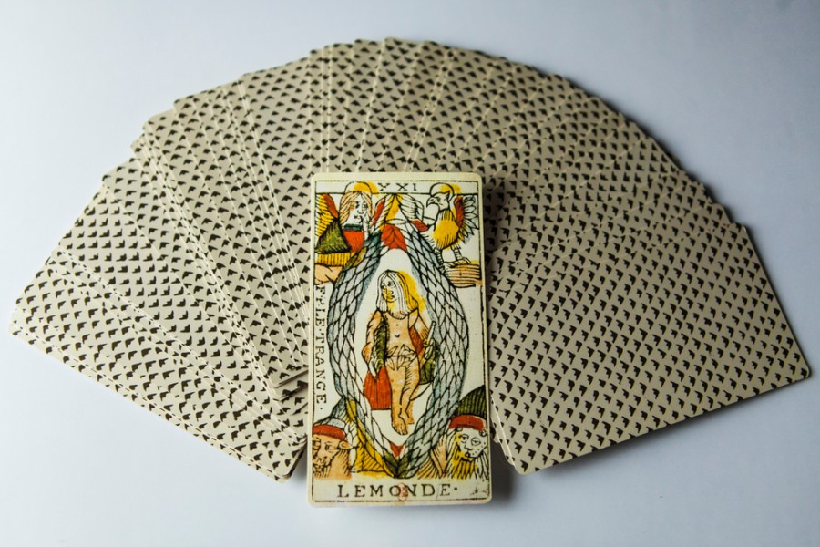 découvrez la signification de la carte monde dans le tarot et recevez des conseils pour interpréter cette carte puissante dans vos tirages.
