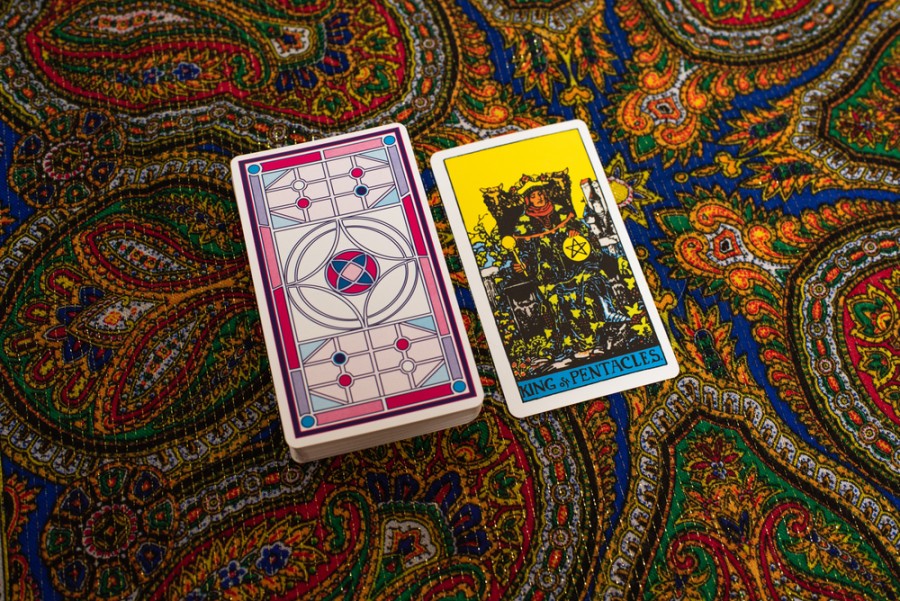 découvrez les différentes méthodes de coupe du tarot et apprenez à interpréter les cartes pour des lectures précises et enrichissantes.