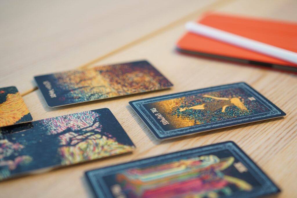 apprenez à développer votre intuition grâce aux cartes et oracles. découvrez des techniques simples pour interpréter les messages et guider vos décisions.