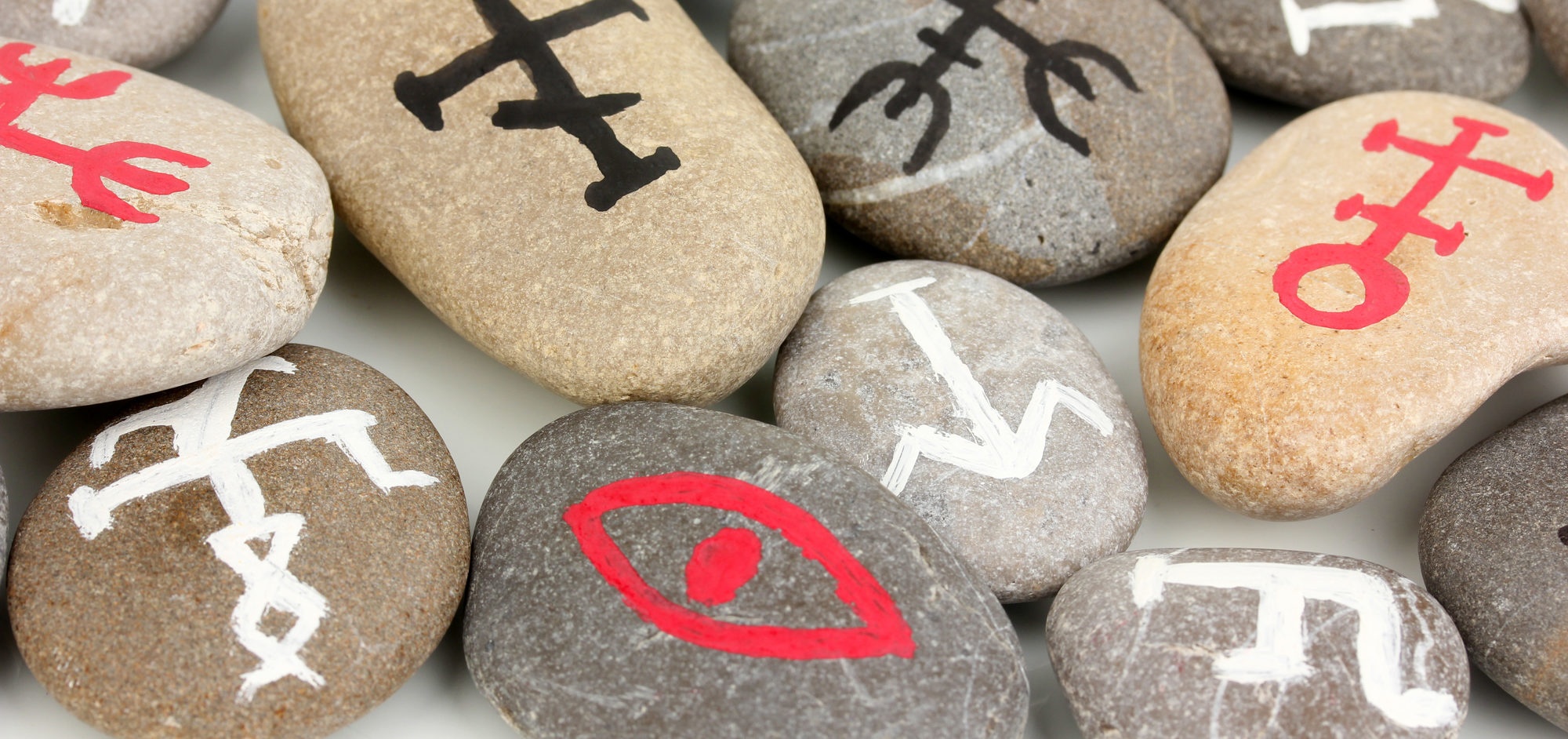 découvrez les différences et les liens entre les runes et le tarot, deux outils divinatoires aux origines et symboliques uniques.