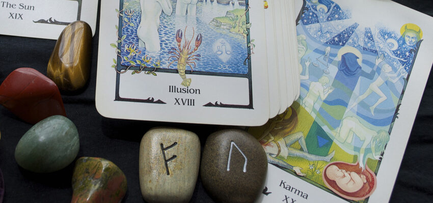 explorez les différences et les liens entre les runes et le tarot, deux systèmes divinatoires riches en symboles et en histoire, pour mieux comprendre leur usage et leur signification.