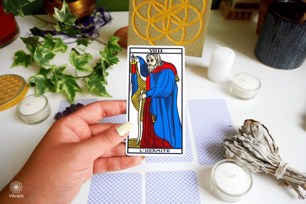découvrez le sens profond des combinaisons entre l'ermite et le tarot pour mieux comprendre vos lectures et révélations spirituelles.