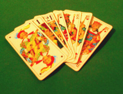 apprenez à maîtriser les règles du tarot à 4 joueurs avec notre guide complet, clair et facile à suivre pour des parties passionnantes.