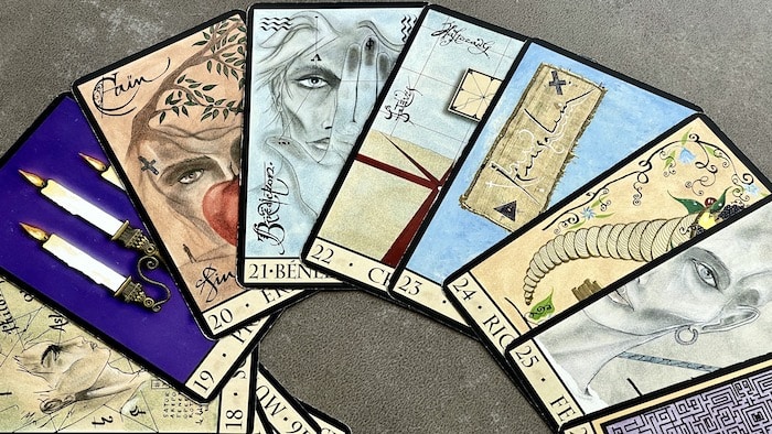 découvrez le guide complet en pdf de l'oracle de la triade, un jeu de cartes divinatoires riche en symboles pour explorer votre intuition et vos prédictions.