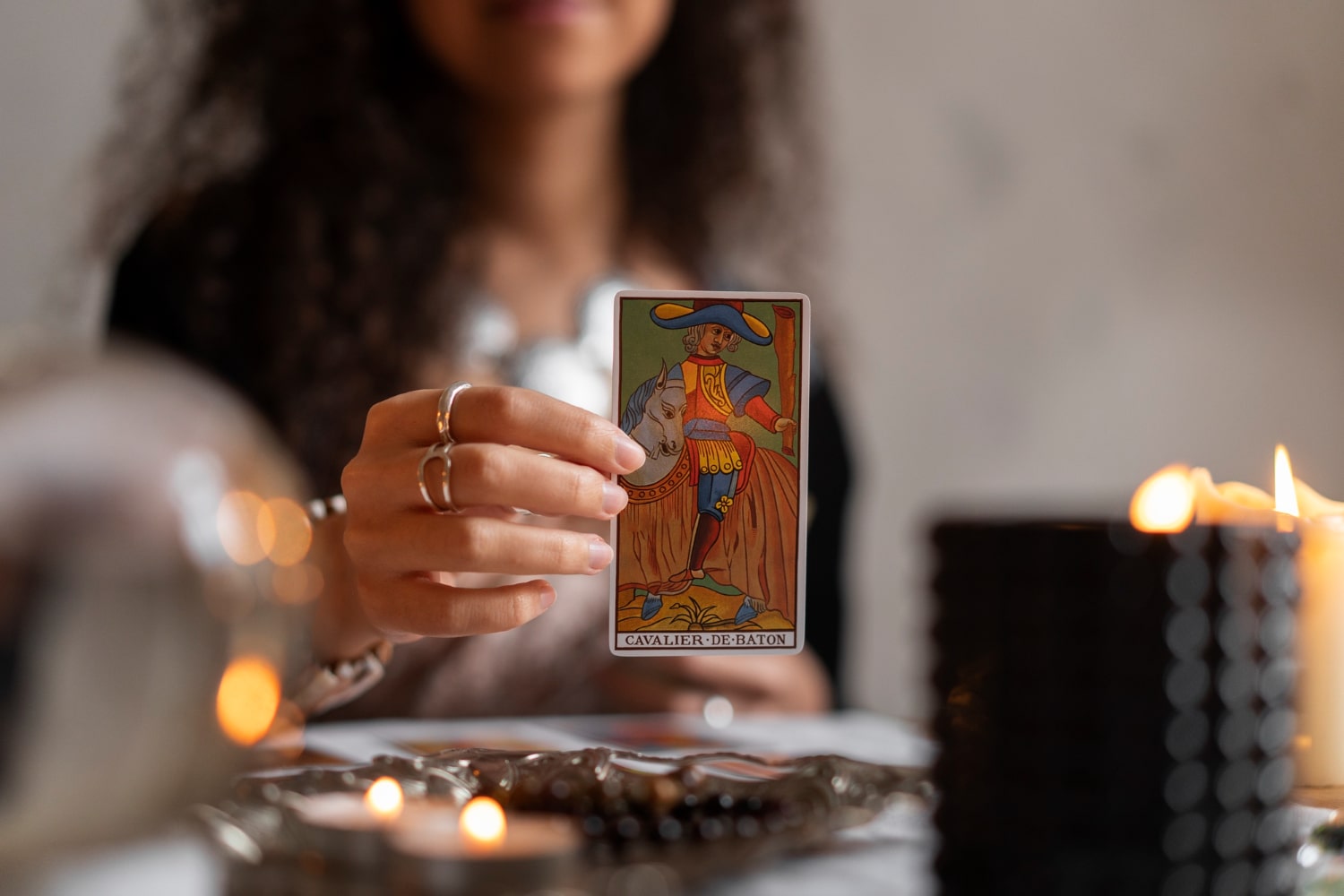 découvrez la signification des cartes d'épée au tarot et apprenez à interpréter leurs messages pour mieux comprendre vos tirages.